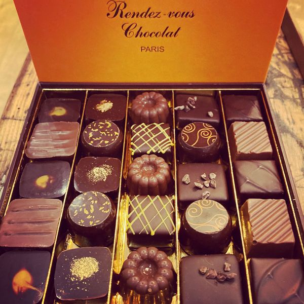 Coffret assortiment 64 bonbons de chocolat